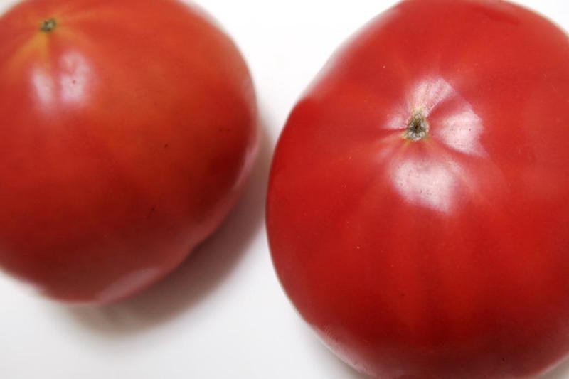 おいしいトマトには、ヘタの裏側にある星マークがくっきり出ている