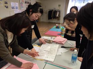 「布の選び方がわからない」という声は多く、事前に申込者のみのFacebookグループで布や材料選びのコツなどの情報交換を行った。どんな布を買えばいいのか、裏地はどうするのか、子どもが扱いやすいグッズにするコツなどを安食さんや先輩ママからアドバイスを受けた