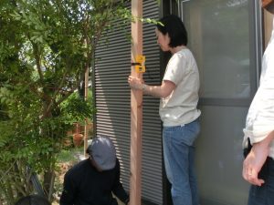 柱に水平器を取りつけ、位置を慎重に確認