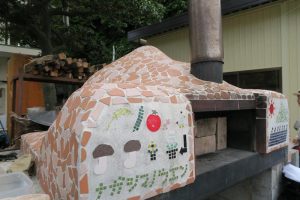 農園を見渡せば、ひときわ目立つ存在のピザ窯。使われなくなった暖房用の重油タンクを加工し、仲間と2人で半年かけて作りあげた。畑のすみのハーブとキクラゲで絶品のピザが焼き上げられる。収穫体験と焼きたてピザが楽しめる春と秋のイベントも好評