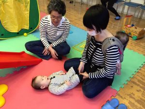 参加者同士やスタッフママが子どもの相手をし、赤ちゃんをだっこして協力し合った。「赤ちゃんに癒される」という声も。先輩ママから幼稚園での経験談なども聞くことができた