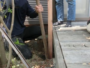 少しずつ土を埋め戻して、突き棒で柱の周りを固める