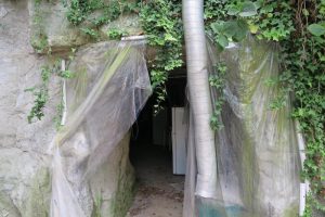 お祖父様のお祖父様が手で掘った防空壕。中は奥行きがあり、倉庫として現役で使われている