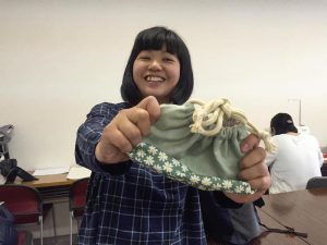 2歳の子どもを連れてお弁当袋を制作した。お気に入りの柄の布を組み合わせ、作ることができた瞬間の笑顔