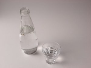 リユースできるびんを選ぶことも、製品の一生のCO2を減らすことにつながる