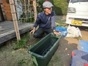 プランターの底には底石を置き、一般的なプランター用の土をいれる
