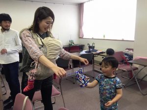 青葉区から西区の会場まで来て、1歳の赤ちゃんをだっこしながらもお兄ちゃんのお気に入りの布でグッズを作りたいとがんばった。戸塚区や緑区、世田谷区など遠方からの参加者も多かった