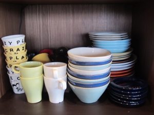 こちらも教室の生徒さん用。大体6個以上のセットで購入。右端にある紺のお皿は、お気に入りの「STUDIO M’」で買い占めたそうです、笑