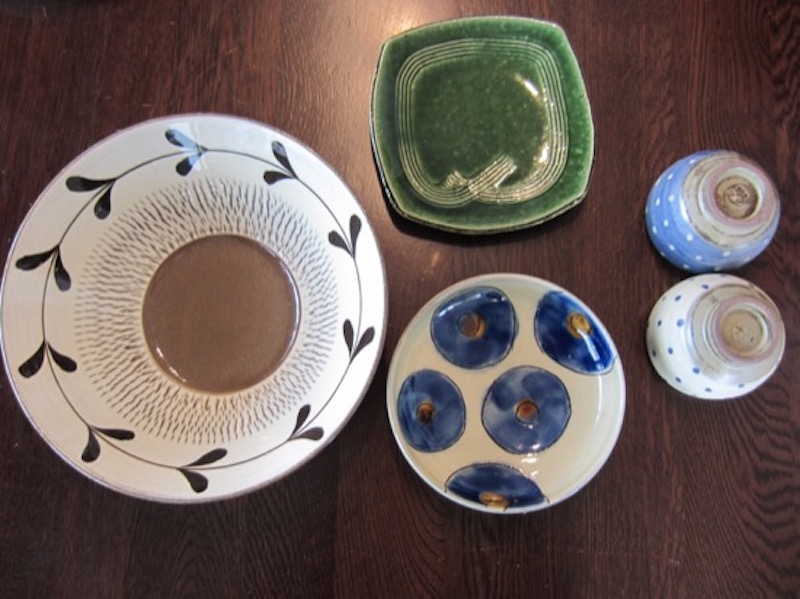 家では和食も多く、和食器が好きで旅行先で買ったりするそうです。右のおちょこは沖縄で、中央のお皿は軽井沢で購入