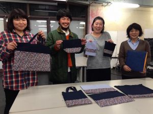 全日程参加して粘り強く12種類のグッズを制作した人も。とにかく黙々と布を切り、制作していく様子には母の愛を感じずにいられない。最後は時間切れ間近にスタッフ総出でサポートして、完成！