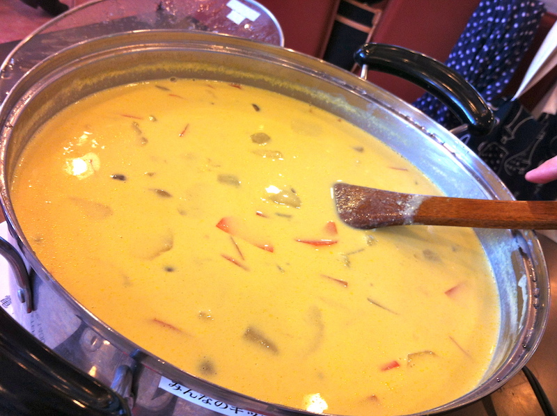 大きなお鍋にたっぷりの美味しそうなスープ…