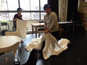 布おむつを作成したいと、5カ月の赤ちゃん連れで参加してくれたママはこの日53枚の布おむつを縫い上げた。会場でスタッフをしていた大学生も手伝ってくれて一緒に布を裁断