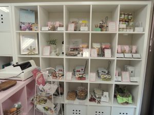 さくら色の明るい店内にはスイーツから調味料、お漬け物など様々な商品が並ぶ。お店に足を運ぶたびに新しい発見があり、つい足を運びたくなる
