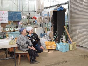 泰隆さんが尊敬するお祖母様、山本ヨシエさんと。大正生まれだが今でも現役で、誰よりもはたらくという
