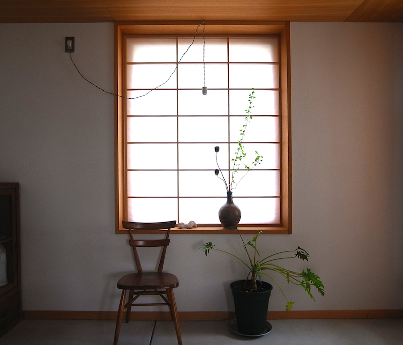 アトリエから外に向けての窓は障子にすることもできる。古い日本的なものと、北欧的なもの、両方をうまく取り入れている清水邸