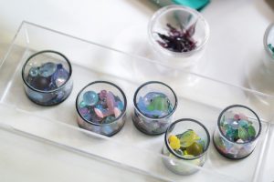 いつもより小ぶりな万華鏡「夢に咲く花」シリーズの、天然石やスワロフスキー、ビーズなどのオブジェクト。慶子さんがバーナーで焼いてつくった繊細なガラスのパーツも入っている