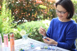 緑を背景にブルーのワンピースがお似合いの慶子さん、63歳。こんな風に美しく年を重ねていきたいと思う憧れの女性