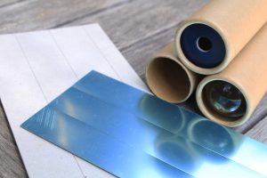 紙筒に正三角形に組んだミラーを入れて、先端につけたアクリル球に映り込んだ周りの景色を楽しむテレイドスコープのキット
