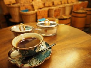 焙煎を待つ間、啓子さんが淹れてくれるサービスコーヒー。この時間に交わされる会話がお客さんとの距離を縮める