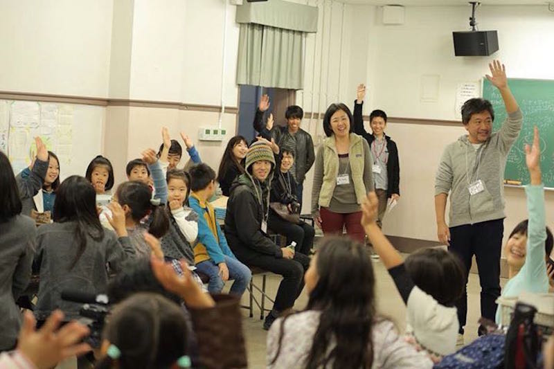 中央で微笑むのが土肥さん。是枝裕和監督を迎えた「エンパク★こども映画教室2015」でのワークショップでの1枚（写真提供：こども映画教室）