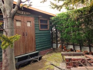 「ここは信州の山の中かしら」と錯覚を覚えてしまいそうな雰囲気。この工房は以前サンルームがあった場所で、その廃材も使用し、川部さんが一人で建てた