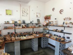 小さな店内には、かわいいパンが行儀よく並び、あたたかい手作りの内装にほっこりする