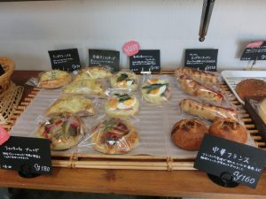 季節によって具材も変化する惣菜パン。夏にはきたあかりを使ったじゃがバターフランス、初夏にはそらまめパン、秋にはさつまいもパンなど
