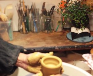 苔玉の作品も工房の窓際に飾られていた