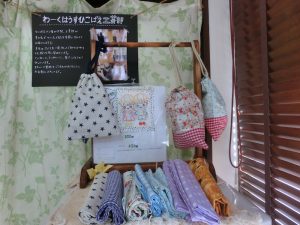 工芸部の作品の販売。入学前シーズンだったので小学校で使用するナフキンと巾着袋が陳列されていた