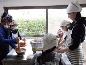 せっせと大豆を手分けしてつぶす