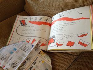 かみひこうきのページはこちら。折り方もわかりやすく、やってみたくなるよ！