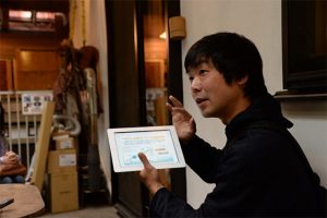 講師の湊哲一さん。タブレットを使ってご自身で作っている家具の紹介や、間伐材の活用方法などをレクチャーしてくれた