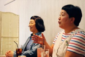 知的でやさしい雰囲気をまとい、美しい言葉使いでゆったりとお話をしてくれるケロちゃんこと増田裕子さん（左）。インタビューはたまプラーザの３丁目カフェで（写真：おくむらさちこ）