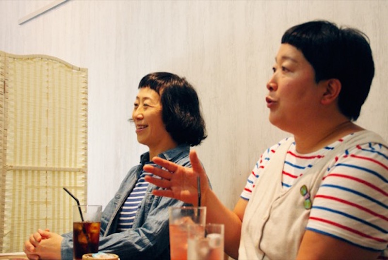知的でやさしい雰囲気をまとい、美しい言葉使いでゆったりとお話をしてくれるケロちゃんこと増田裕子さん（左）。インタビューはたまプラーザの３丁目カフェで（写真：おくむらさちこ）