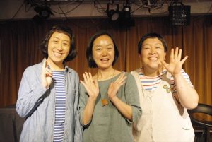 取材の最後に、ケロポンズのお二人に囲まれ、はい、チーズ。インタビュー中は皆、終始笑顔で、穏やかな時間が流れた。取材場所はたまプラーザの３丁目カフェ