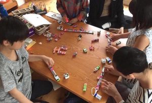 littlebits（リトルビッツ）で遊ぶ。このパーツとこれをつなげるとライトがついたり音が鳴る、という、いく通りものパターンを組み合わせていくことができる。プログラミングに触れる最初の一歩