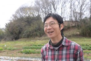 青山誠さん。横浜にある小さな幼稚園「りんごの木こどもクラブ」保育者。保育の傍ら、執筆活動を行う。子どもに関わる人の対話と交流の場「りんごの木サタデーナイト」を主催。地域の子育て関連施設で立ち上げた「こどもみらいフェスティバル」実行委員。少年のように純粋な目をしながら、保育や子どものことについての思いを語る時はとても熱心で、私はいつも話に引き込まれてしまう