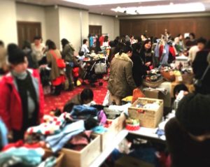 フリマは最初の1時間が勝負！」とは聞いていたが、まさかこんなに！　息つく間もないほどのお客さんの列で、うれしい悲鳴とはまさにこのこと