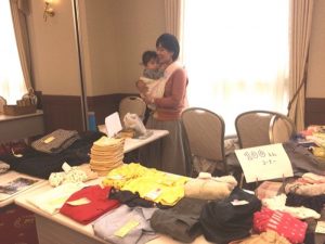 森ノオトのリポーターでもある持田三貴子さんが主宰する「キラキラ☆マミーズ」は、小さな赤ちゃんのママ集団らしく、布おむつや子ども服などの育児用品が並ぶ。赤ちゃんをだっこしながらお店を切り盛りする三貴子さん、映画『うまれる』の上映会やワークショップなど、とにかく大忙しのパワフルママさん