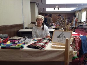 抜群のセンスの良さで人目を引いていた「PeriÄ(ぺりあ)」の鎌田祐子さん。普段はアパレルで働くオシャレなママさんですが、独自のブランドを立ちあげ、ネットショップも開設しました。デザイン性や使い勝手をさらに高めた「アップサイクル」の手法を使って、ほかにはないオリジナルの服や小物を生み出す鎌田さん、今後も目が離せません！ https://peria.stores.jp