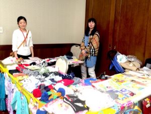 「小杉ママのチャリティリユース」の岩田夕蘭さん（左）は、現在、森ノオトのリポーター養成講座を受講中。タワーマンションの開発が著しい武蔵小杉エリアで、子育て中のママたちができる社会貢献活動をしたい！　と、チャリティリユースを立ち上げて1年が経ちました。「第一子を妊娠中の方に、抱っこ紐ケープの使い方と一緒に子育てのアドバイスをしたり……。たくさんの交流が生まれました。武蔵小杉でも、ママたちが集まれる場所をつくっていきたいです」（岩田さん）