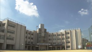 大空小学校の校舎には「みんなでつくる　みんなの学校　大空小」というキャッチコピーが掲げられている。「みんなの学校」というタイトルはここからとられたとのこと　（Ｃ）関西テレビ放送