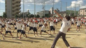 大空小の子どもたちは、先生たちだけでなく、保護者、地域のサポーターを加えたチームワークで支えられている。自分の子も、よその子も、地域の子どもたちは地域で育てるということを、この映画は教えてくれる　（Ｃ）関西テレビ放送