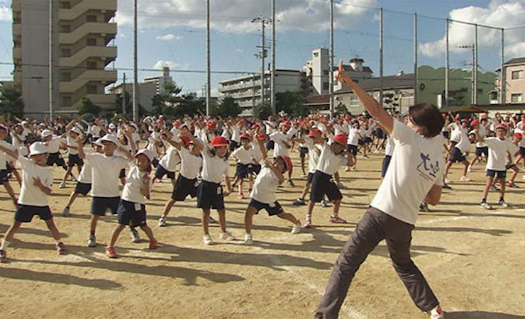 大空小の子どもたちは、先生たちだけでなく、保護者、地域のサポーターを加えたチームワークで支えられている。自分の子も、よその子も、地域の子どもたちは地域で育てるということを、この映画は教えてくれる (C)関西テレビ放送