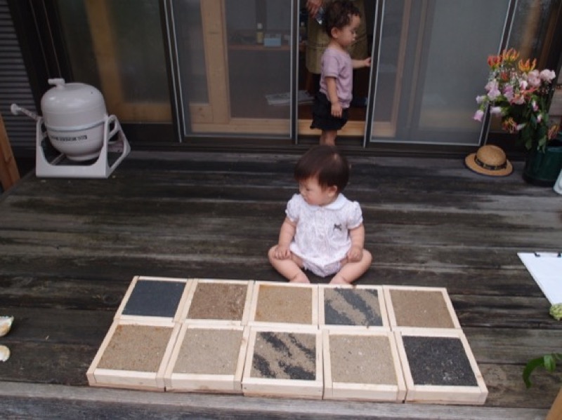 梅雨の合間に夏準備 土間パネルをみんなでたたいて作りました 森ノオト