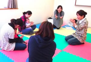 「とっぴんぱらり」でわらべうたを伝える菅野さん（右）。表現の豊かさに語り手としての経験がにじむ