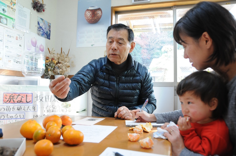 分かりやすく丁寧に梨作りに関して教えてくれる坂田さんは、梨づくり歴30年のエキスパート。小中学校のPTA会長を歴任した”地域の顔”でもあり、温和な人柄が魅力