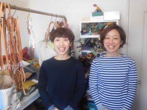 姉の総子さん（右）と妹の嘉子さん（左）。お仕事は旧姓の「木曽」で。いつもハッと明るく咲くような笑顔が印象的なお二人。「作品はそれぞれ、その人らしく自由なスタイルで使ってくれたら嬉しい」と大きな目を輝かせながら話してくれました