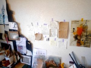 作業場の前の壁。今までの展示会の時に作成したポスターや、作業工程のメモなどが貼られています。特にリュックサックは作業工程が複雑になるため、図解にして貼り、お互いに確認しながら作るそうです