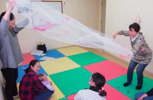 桜の花びらに赤ちゃんたちが釘付けに。親子で楽しめる遊びをたくさん伝えている